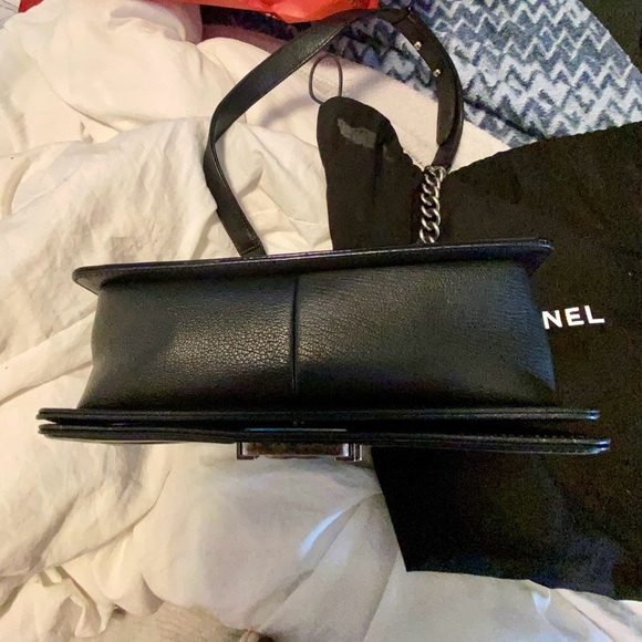 Chanel boy bag with caviar, leather and patent leather trim with gunmetal chain - Picture 8 of 12